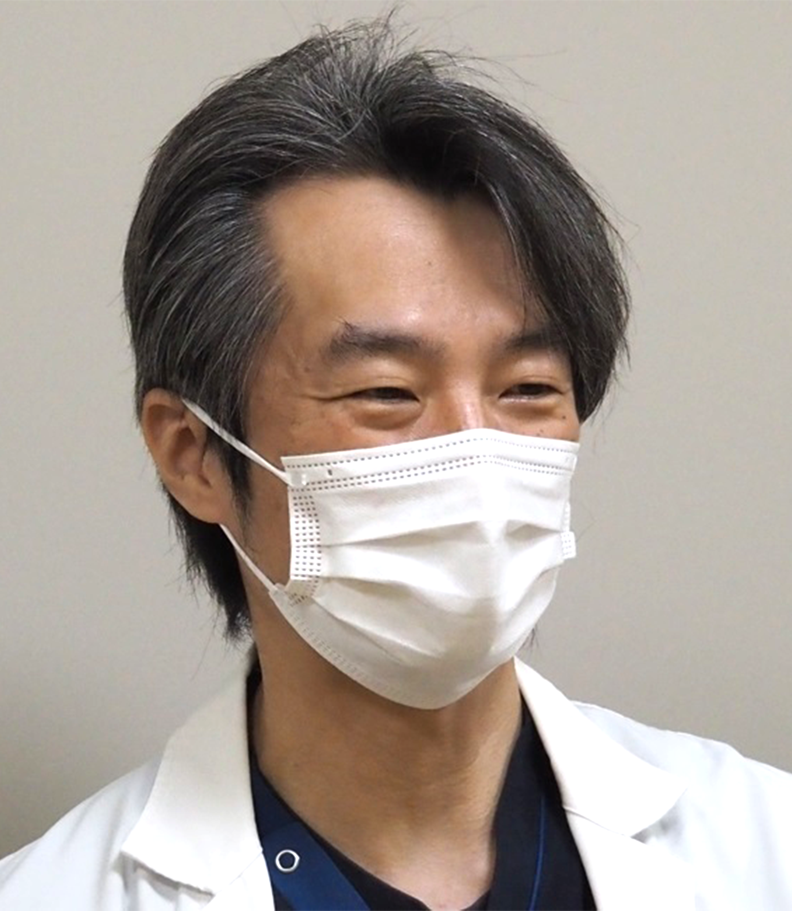 「『怖い先生かと思った』ってよく言われるんですよ」と笑う
