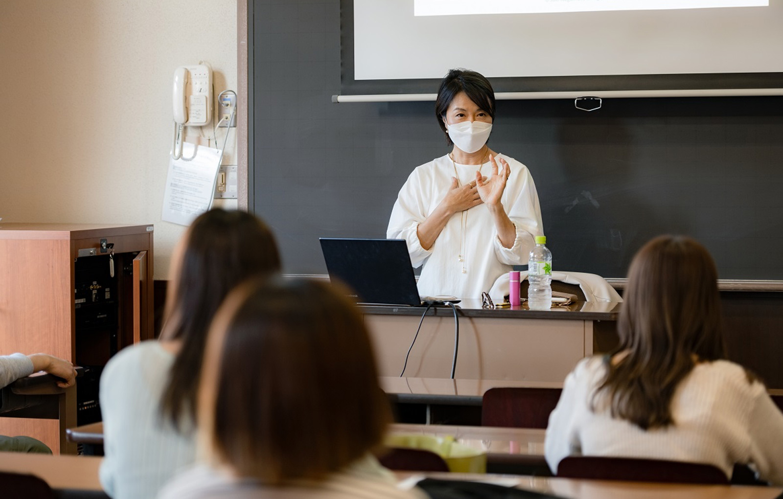 モリーブ代表の永森咲希が、明治学院大学 社会学部社会学科教授 柘植あづみ先生のクラスにて「キャリア形成と子どもを持つ・持たない・持てないを考える」という出張授業を実施いたしました。